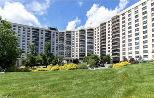 11iw-2 Claridge Dr, Verona, NJ, 07044 | Card Image