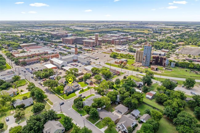 One block away from all the fun and activities Historic Grapevine has to offer! | Image 39