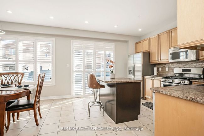 40 Begonia Cres, House attached with 3 bedrooms, 3 bathrooms and 2 parking in Brampton ON | Image 6