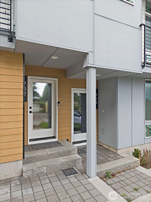 902 N N 86th St, Seattle, WA, 98103-3934 | Card Image