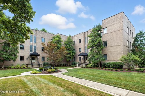 11-2126 Village Dr, Louisville, KY, 40205-1981 | Card Image