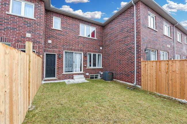 490 Queen Mary Dr, House attached with 3 bedrooms, 3 bathrooms and 1 parking in Brampton ON | Image 12