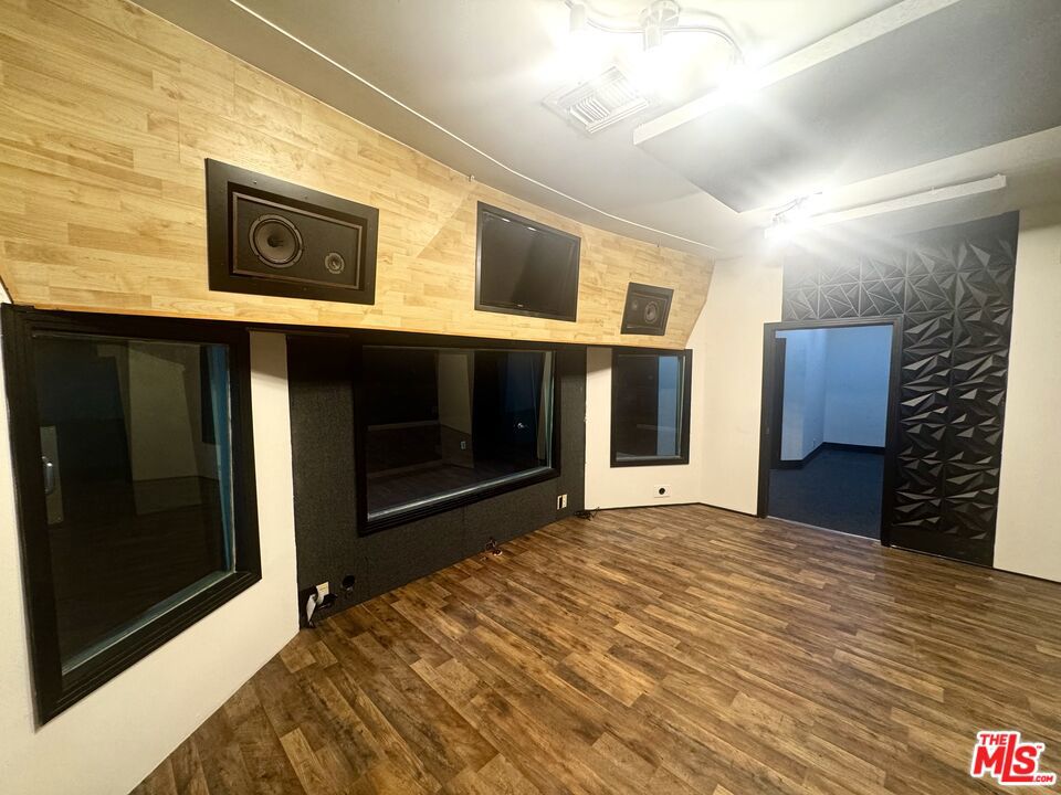Commercial Lease in North Hollywood 5