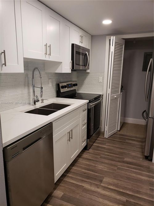 apt-207-200 Lakeview Dr, Weston, FL, 33326-1001 | Card Image