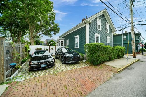 43 Poplar St, Newport, RI, 02840-2437 | Card Image
