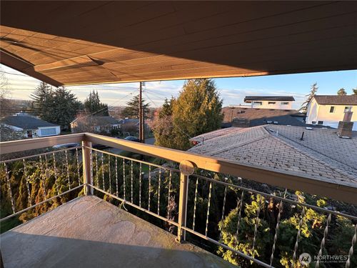 9818 61st Ave S, Seattle, WA, 98118-5827 | Card Image