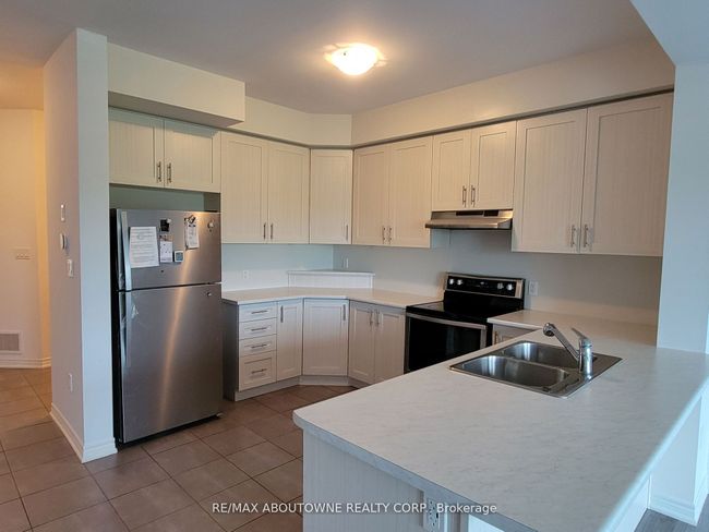 66 Bradbury Rd, House attached with 3 bedrooms, 3 bathrooms and 1 parking in Stoney Creek ON | Image 8