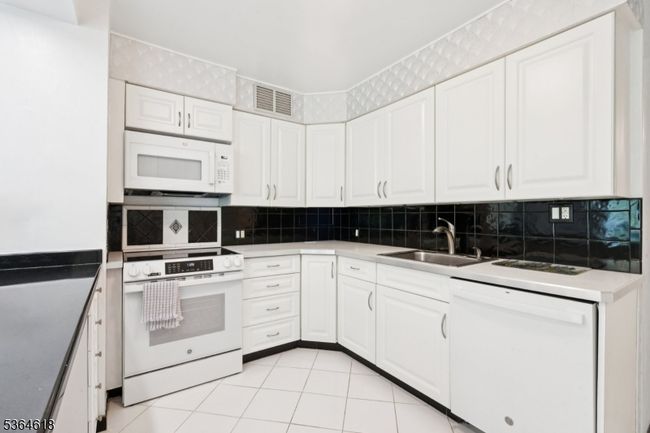 APT-518 - 1 Claridge Dr, House other with 2 bedrooms, 2 bathrooms and null parking in Verona NJ | Image 8
