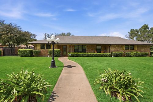 1226 Crestwood Dr, Cleburne, TX, 76033-4638 | Card Image