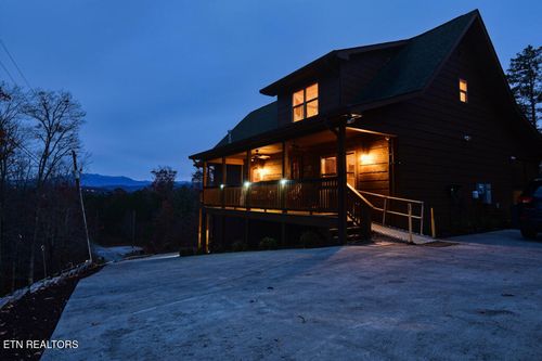 1607 Ridgecrest Dr, Sevierville, TN, 37876-7403 | Card Image