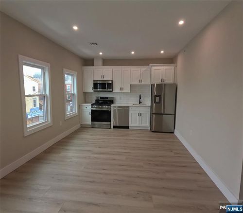 8 Pacific St, Newark, NJ, 07105-1212 | Card Image