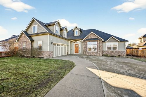 1617 Tennessee Ln, Central Point, OR, 97502-3647 | Card Image