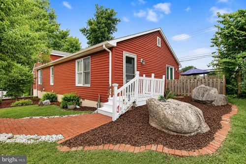 806 Mulberry Dr, MARTINSBURG, WV, 25401-9211 | Card Image