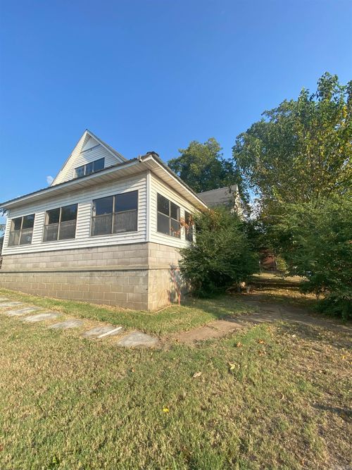 111 N 3rd St, Black Rock, AR, 72415-9072 | Card Image