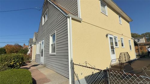 34 Carleton St, Westbury, NY, 11590-4633 | Card Image