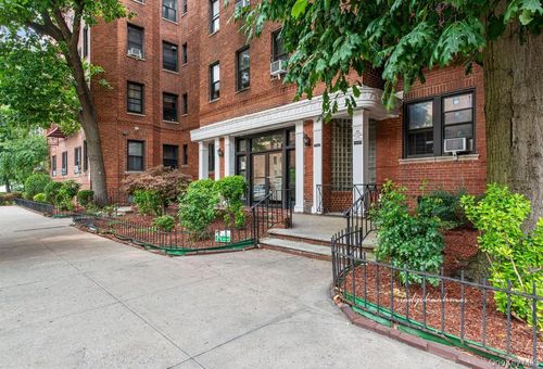 6l-100-10 67th Rd, Forest Hills, NY, 11375-2732 | Card Image