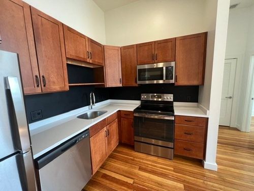 a204-250 Main St, Bridgewater, MA, 02324-1424 | Card Image