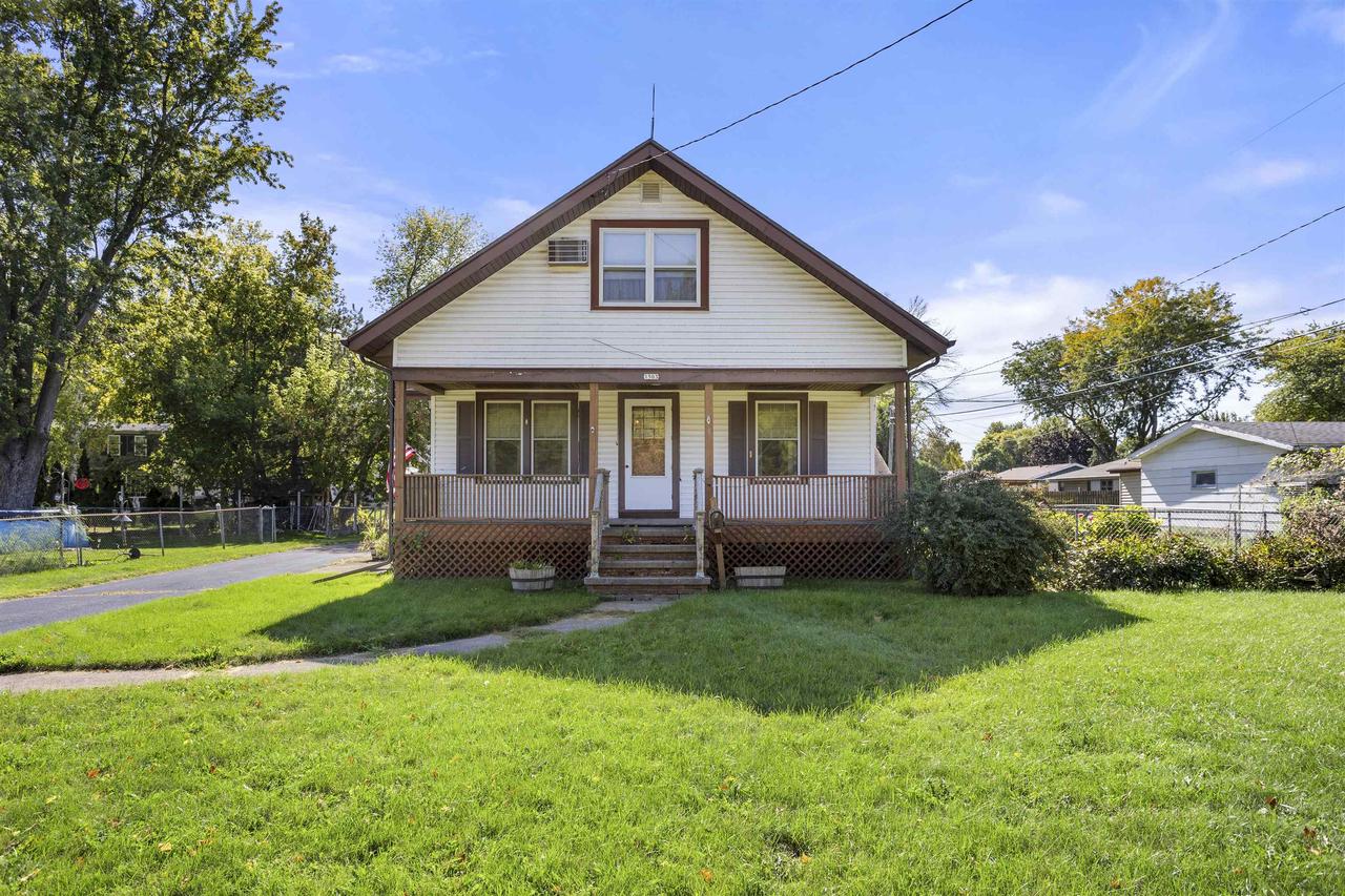 9th Ave, Oshkosh, WI 54902