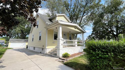 27260 Edward St, Roseville, MI, 48066-2802 | Card Image