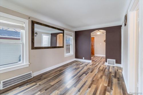 29 Chicago Ave, Pontiac, MI, 48340-1130 | Card Image