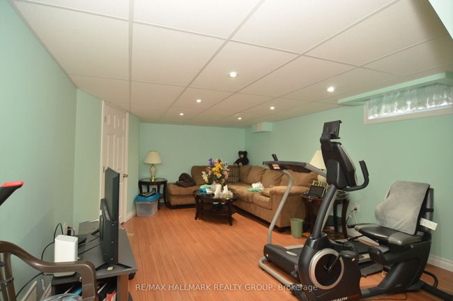 686 Cummings Ave, House attached with 3 bedrooms, 1 bathrooms and 2 parking in Ottawa ON | Image 14