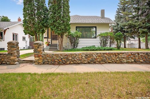 946 2nd Ave Ne, Moose Jaw, SK, S6H1C1 | Card Image