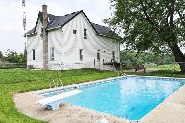 835526 4 Th Line, Home with 4 bedrooms, 2 bathrooms and 10 parking in Mono ON | Image 9