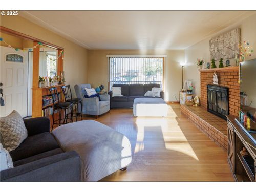 645 S Main St, Mount Angel, OR, 97362-9767 | Card Image