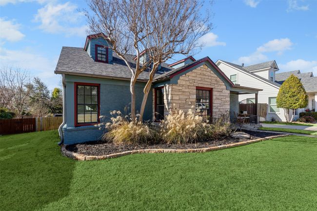 View of front of house with a front lawn | Image 39
