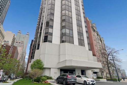 16c-990 N Lake Shore Dr, Chicago, IL, 60611-1372 | Card Image