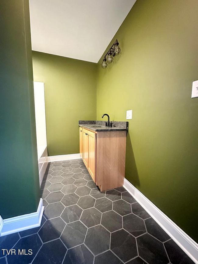 461 S Shady Ave, House other with 3 bedrooms, 3 bathrooms and null parking in Damascus VA | Image 9
