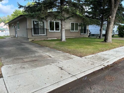227 2 Street E, Brooks, AB, T1R0G8 | Card Image