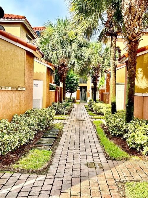 732 Sw 106th Ave, Pembroke Pines, FL, 33025-6911 | Card Image