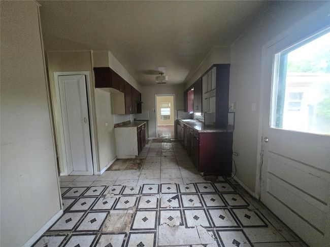 Galley kitchen, view from breakfast room | Image 6