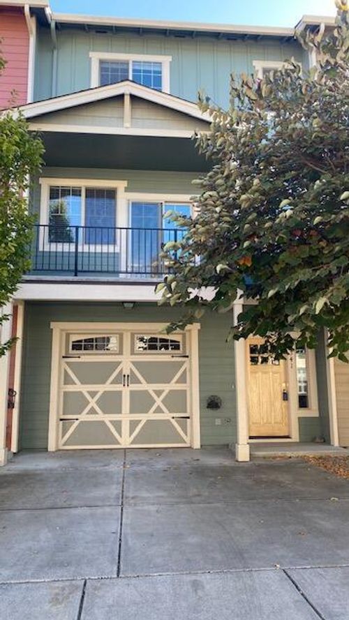 341 Englemann Ln, Medford, OR, 97501-2953 | Card Image