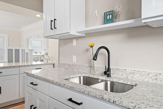 Modern finishes, granite countertops | Image 10