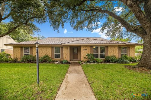 208 Berkshire Ln, Victoria, TX, 77904-1751 | Card Image