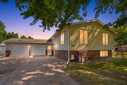 811 Crestview Dr, Webster City, IA, 50595-3001 | Card Image