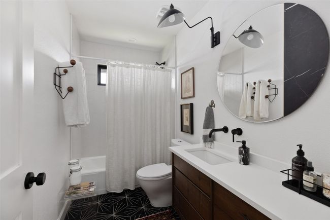 Guest bathroom | Image 29