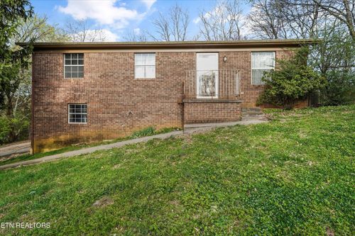 586 Randolph Dr, Morristown, TN, 37813-3832 | Card Image