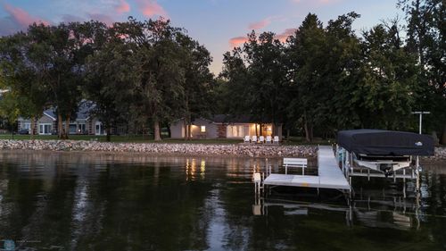 886 S Shore Dr, Detroit Lakes, MN, 56501-4814 | Card Image