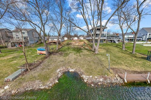 6625 Lanman Dr, Waterford Twp, MI, 48329-2933 | Card Image