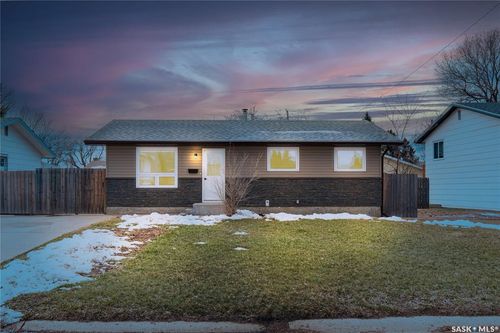 1511 Glendale St, Moose Jaw, SK, S6H7B3 | Card Image