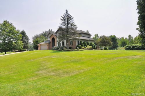 6370 Stonewood Dr, White Lake, MI, 48383-2781 | Card Image
