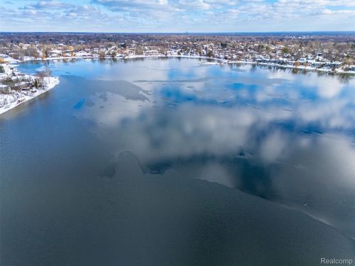 4710 Cove Rd, West Bloomfield, MI, 48323-3604 | Card Image