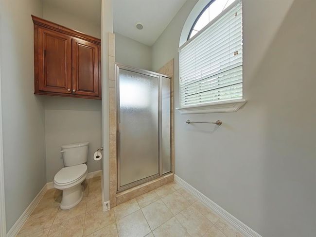 Private ensuite bath in the upstairs primary bedroom | Image 30