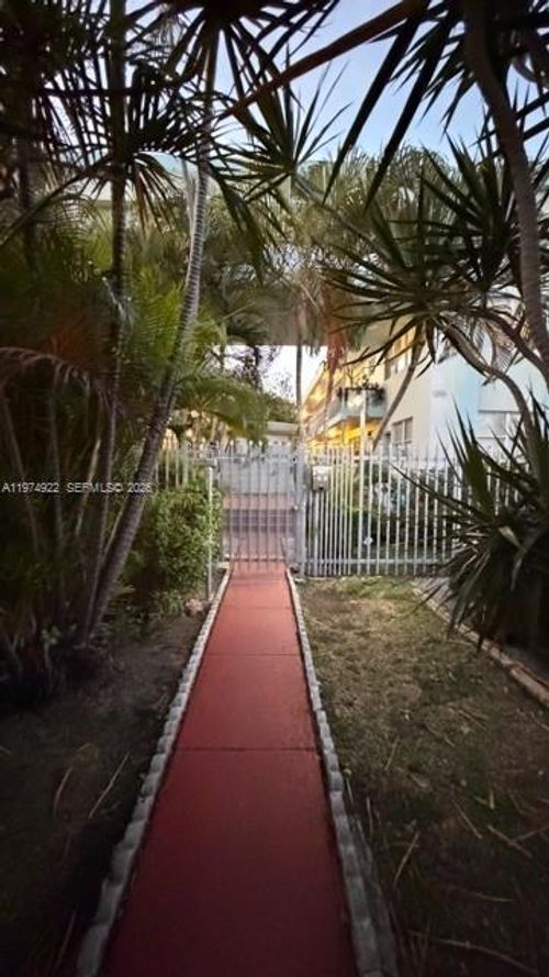 40-1275 Marseille Dr, Miami Beach, FL, 33141-2886 | Card Image