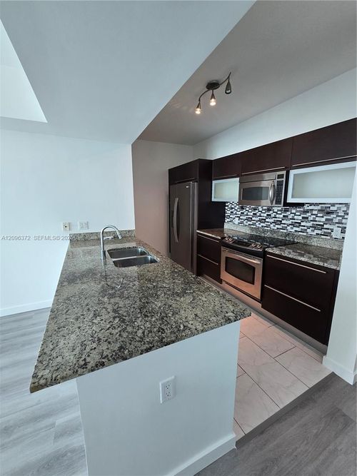 3300-950 Brickell Bay Dr, Miami, FL, 33131-3956 | Card Image