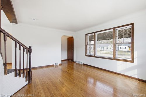 23041 Roanoke Ave, Oak Park, MI, 48237-2350 | Card Image