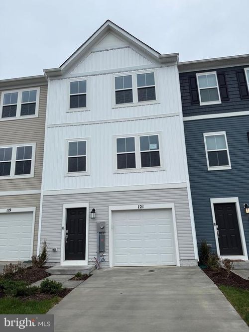 121 Kinkade Ct, MARTINSBURG, WV, 25403-1321 | Card Image